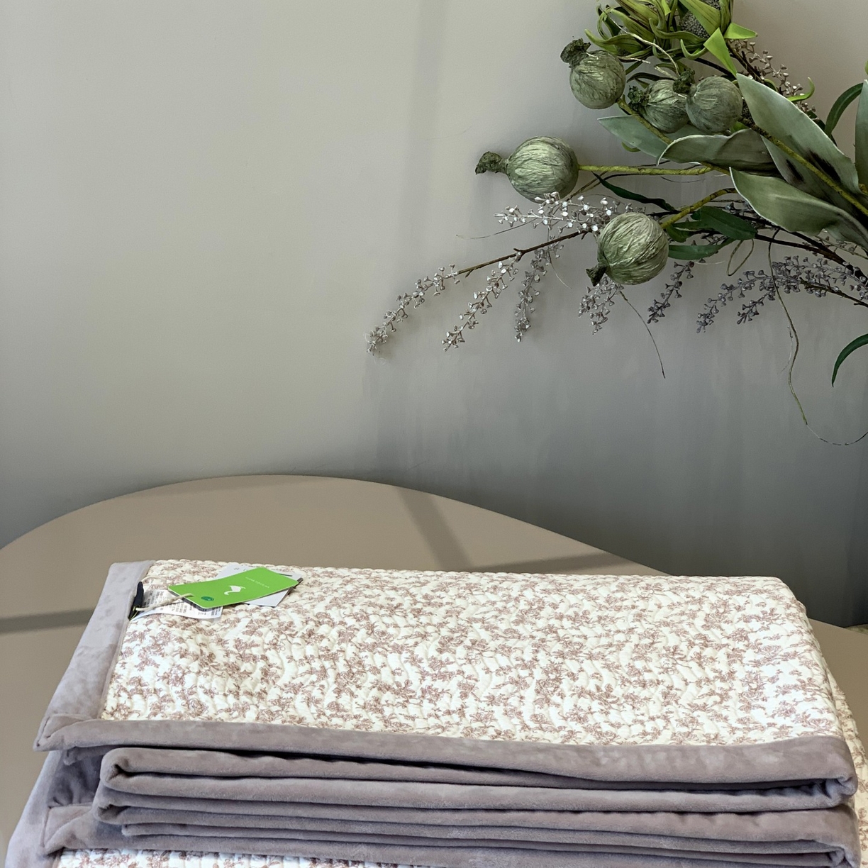 91家纺网 家纺一手货源 找家纺 汇庭 2025秋冬新款卡司绒单品床盖系列 卡琳娜