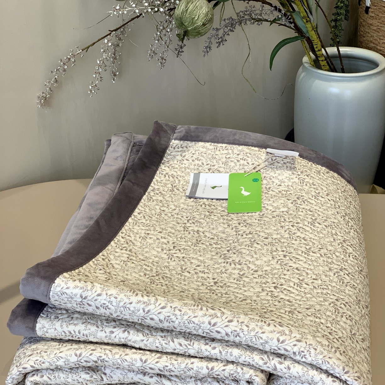 91家纺网 家纺一手货源 找家纺 汇庭 2025秋冬新款卡司绒单品床盖系列 轻言紫