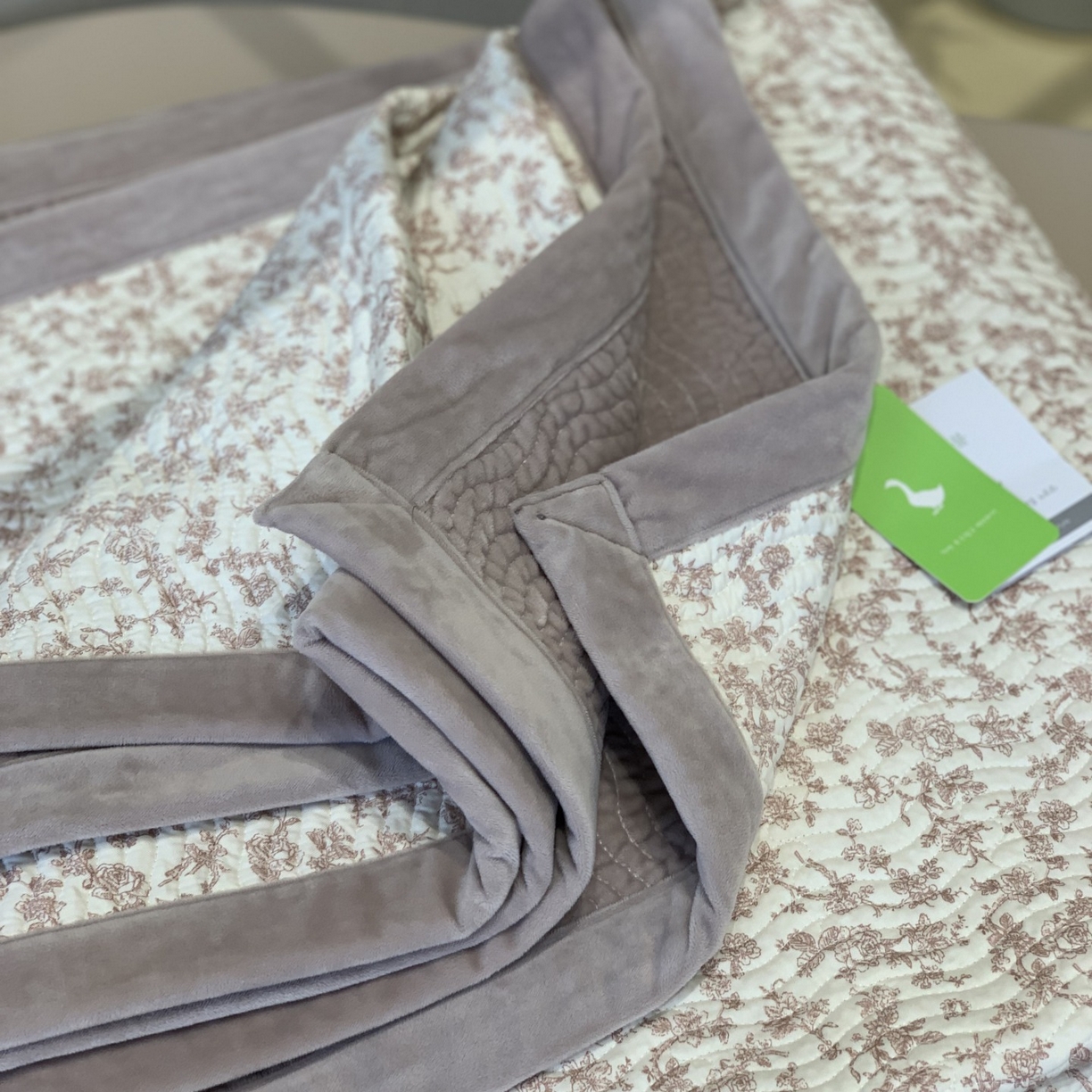 91家纺网 家纺一手货源 找家纺 汇庭 2025秋冬新款卡司绒单品床盖系列 卡琳娜