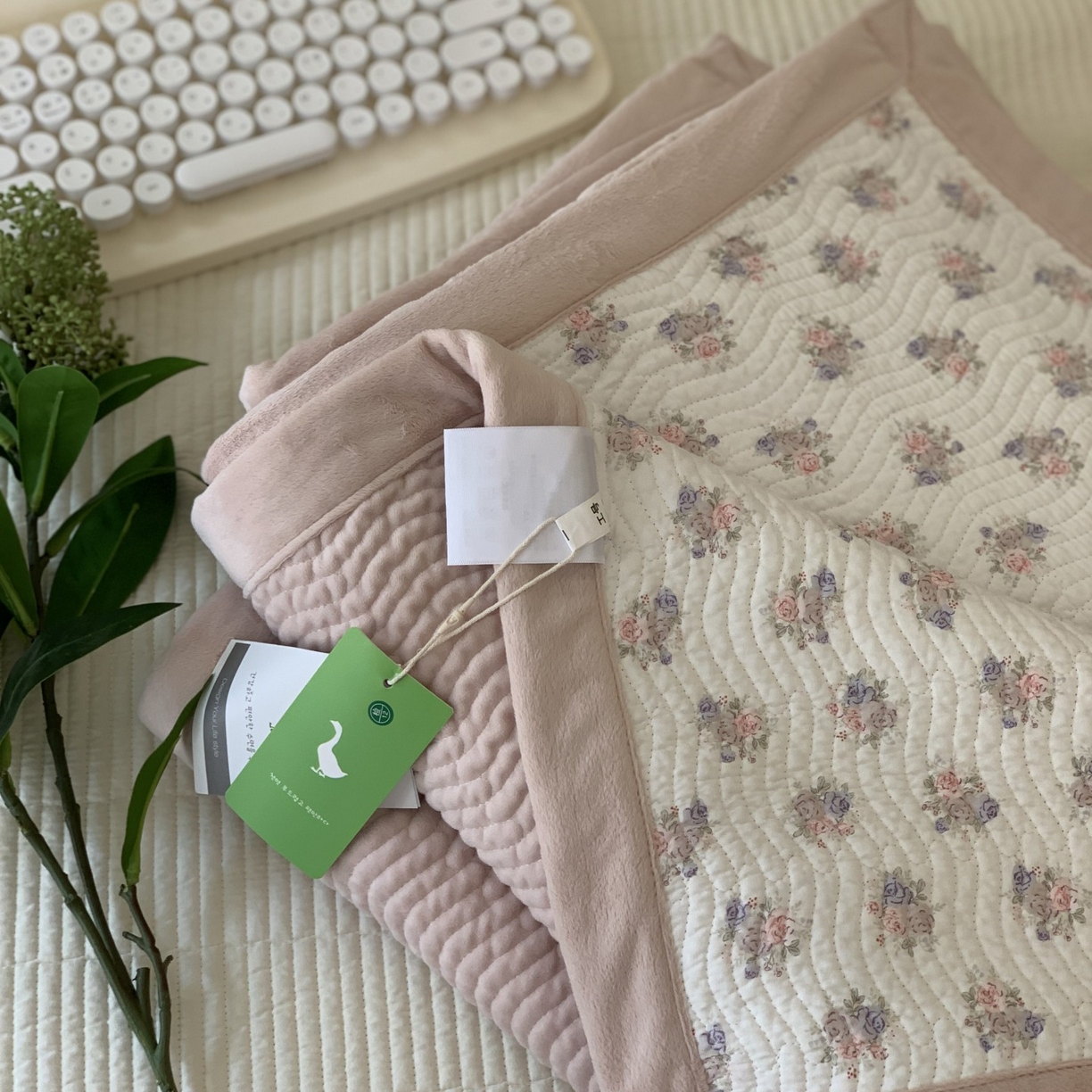 91家纺网 家纺一手货源 找家纺 汇庭 2025秋冬新款卡司绒单品床盖系列 蜜语