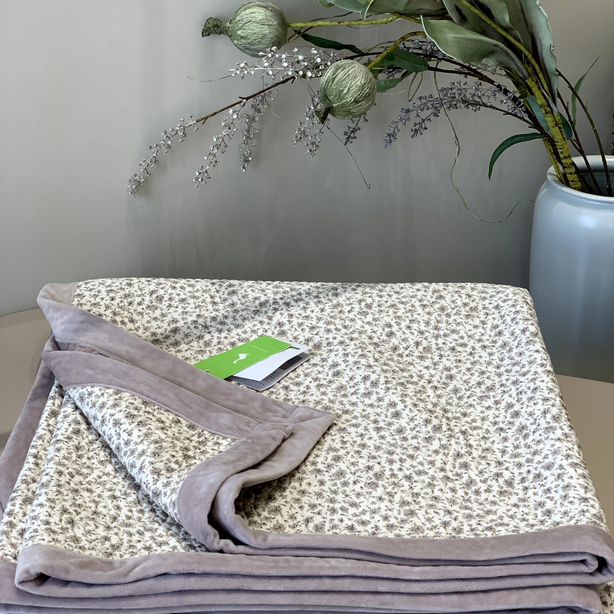 91家纺网 家纺一手货源 找家纺 汇庭 2025秋冬新款卡司绒单品床盖系列 陶紫