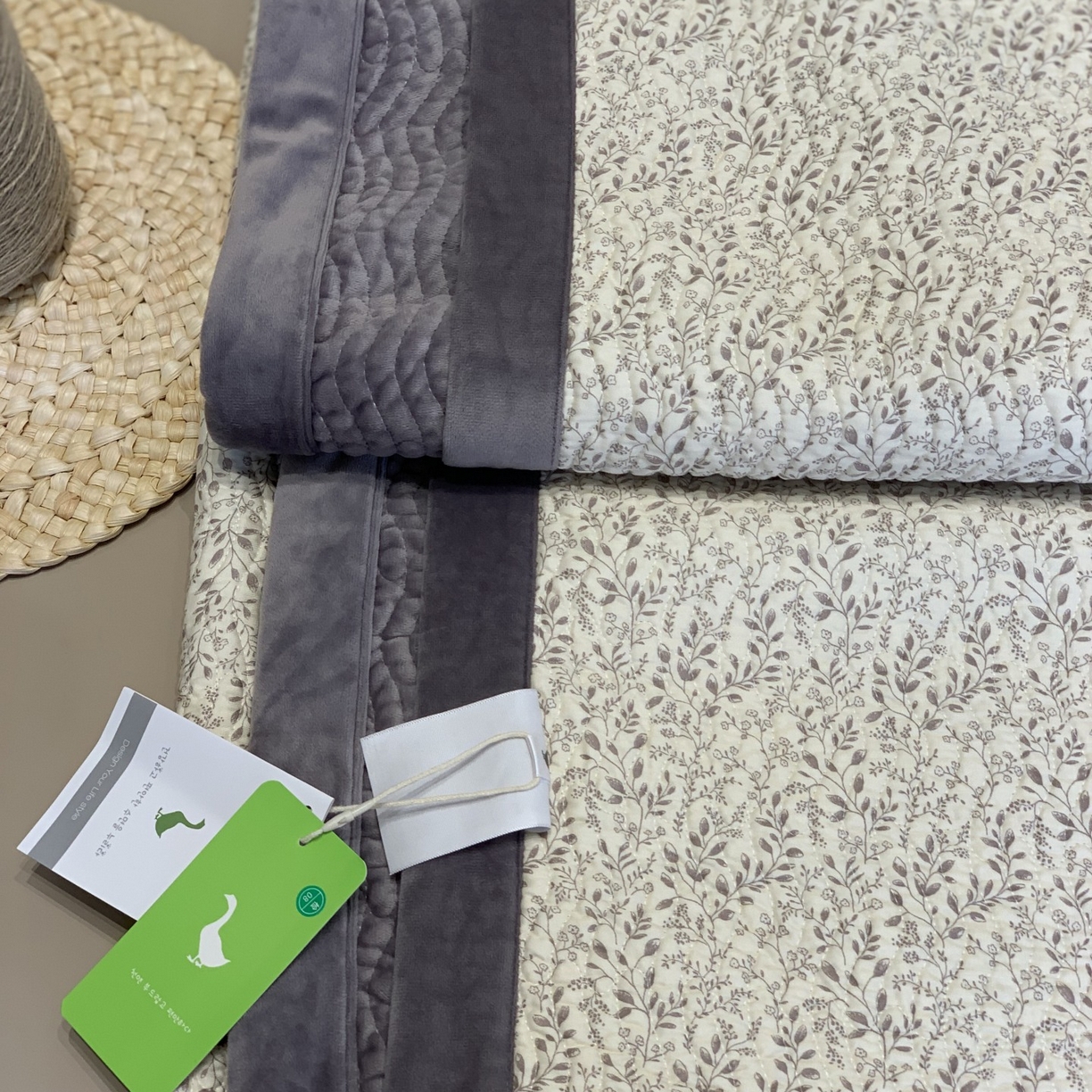 91家纺网 家纺一手货源 找家纺 汇庭 2025秋冬新款卡司绒单品床盖系列 轻言紫