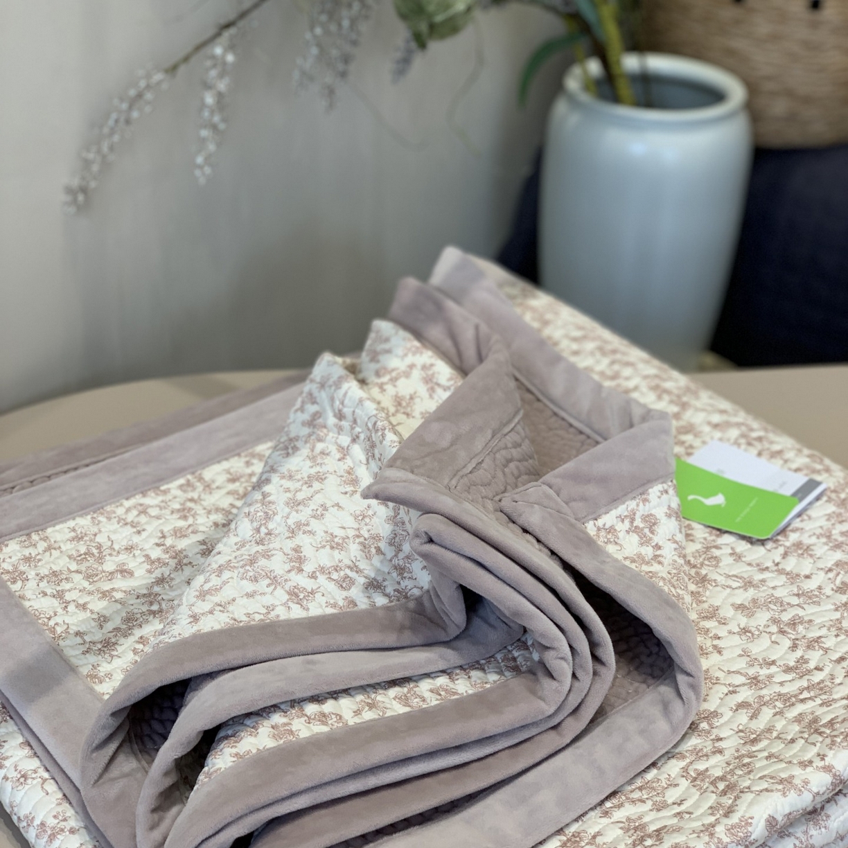 91家纺网 家纺一手货源 找家纺 汇庭 2025秋冬新款卡司绒单品床盖系列 卡琳娜