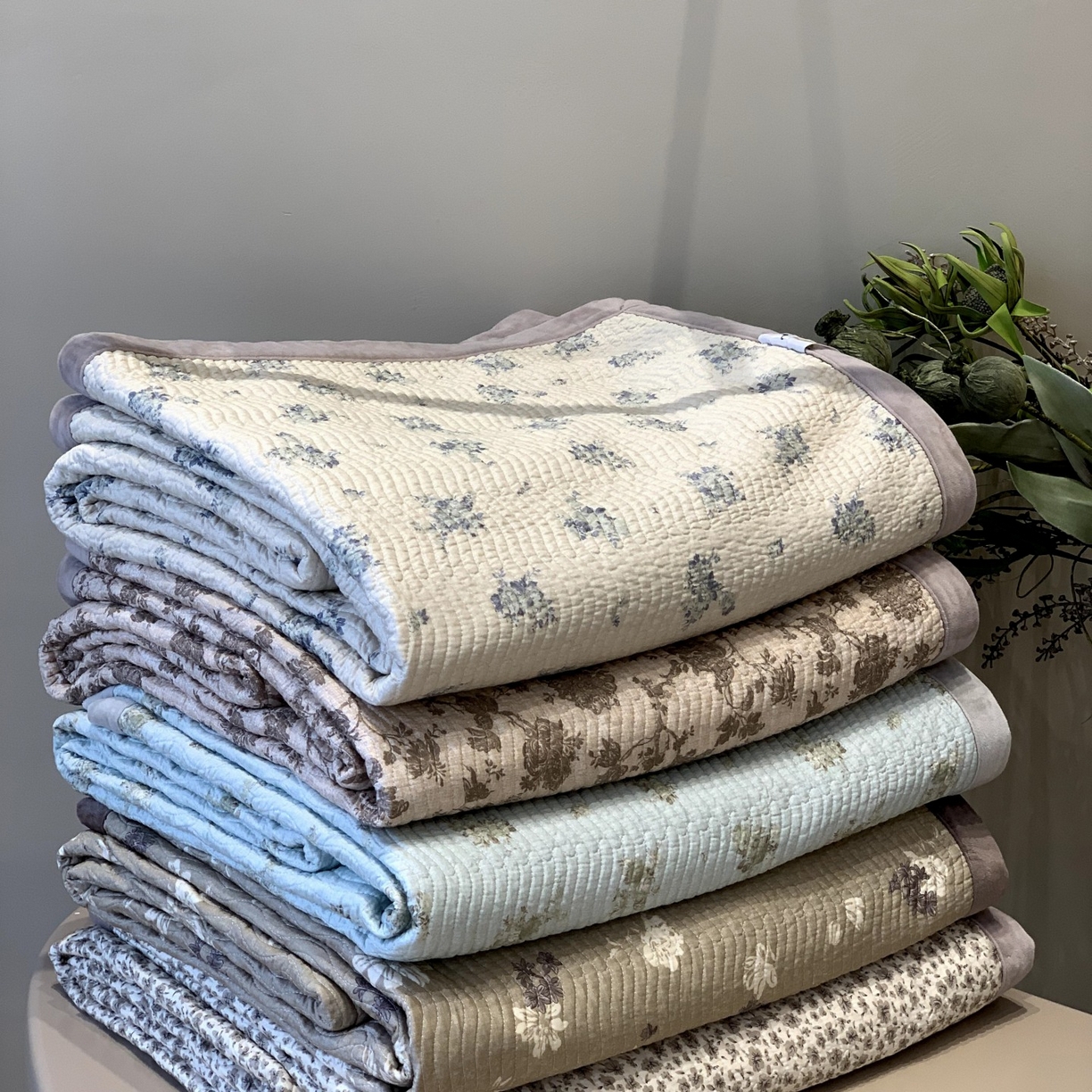 91家纺网 家纺一手货源 找家纺 汇庭 2025秋冬新款卡司绒单品床盖系列 组合