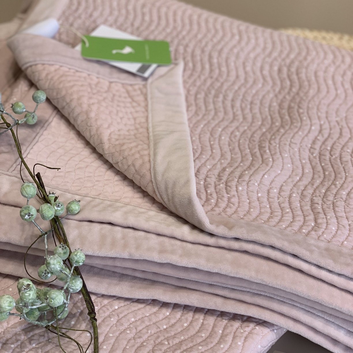 91家纺网 家纺一手货源 找家纺 汇庭 2025秋冬新款卡司绒单品床盖系列 气泡粉