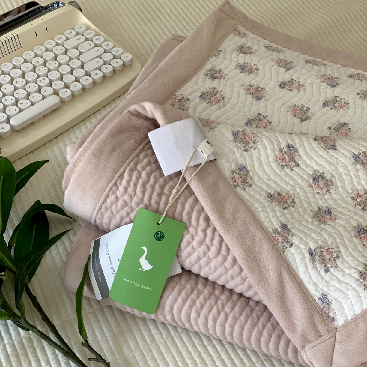 91家纺网 家纺一手货源 找家纺 汇庭 2025秋冬新款卡司绒单品床盖系列 蜜语