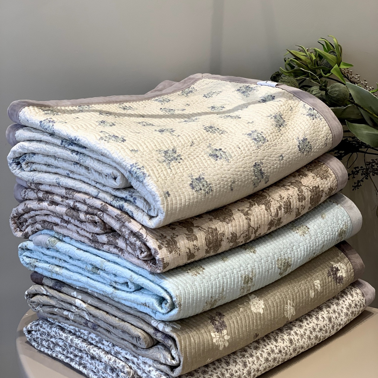 91家纺网 家纺一手货源 找家纺 汇庭 2025秋冬新款卡司绒单品床盖系列 组合