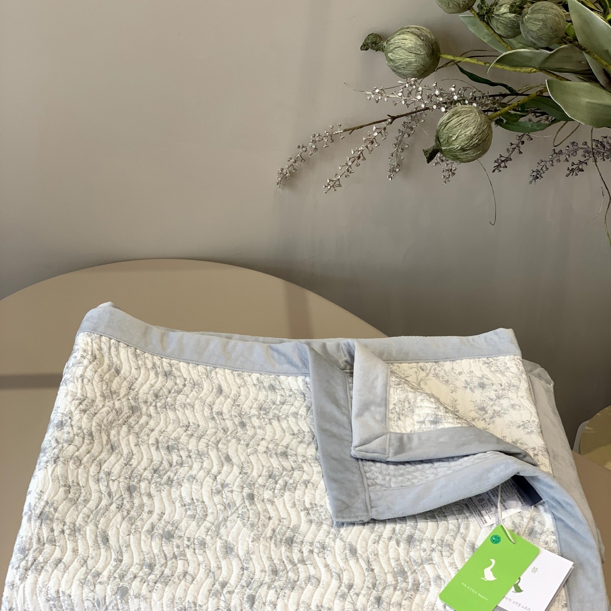 91家纺网 家纺一手货源 找家纺 汇庭 2025秋冬新款卡司绒单品床盖系列 柯蓝特