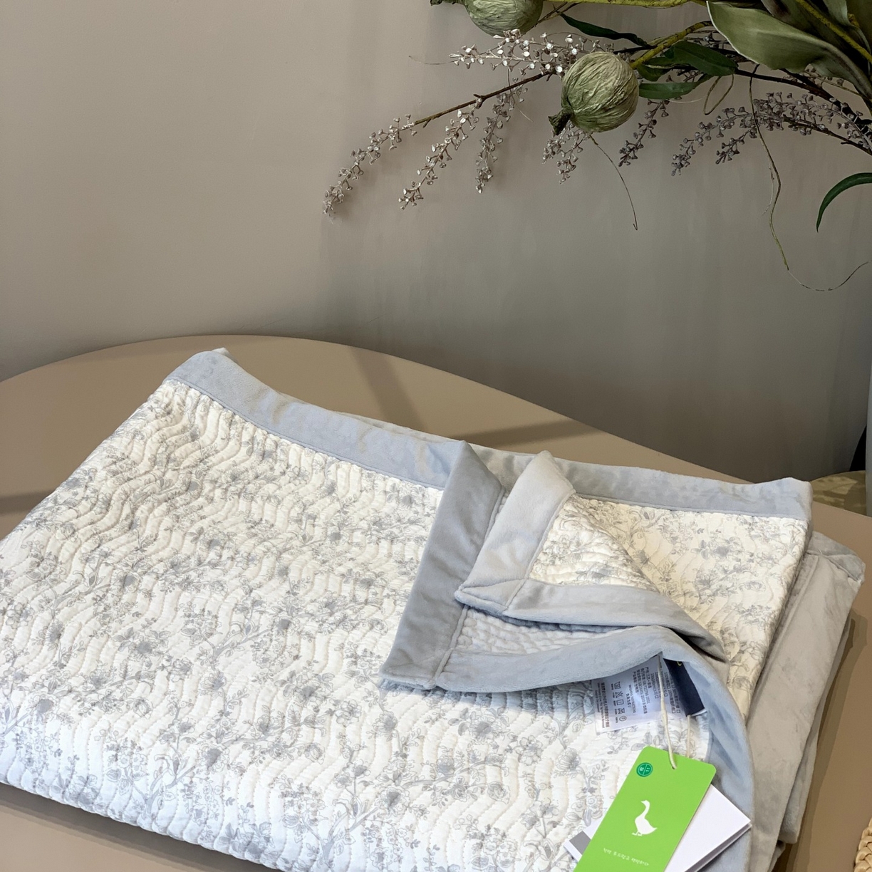 91家纺网 家纺一手货源 找家纺 汇庭 2025秋冬新款卡司绒单品床盖系列 柯蓝特