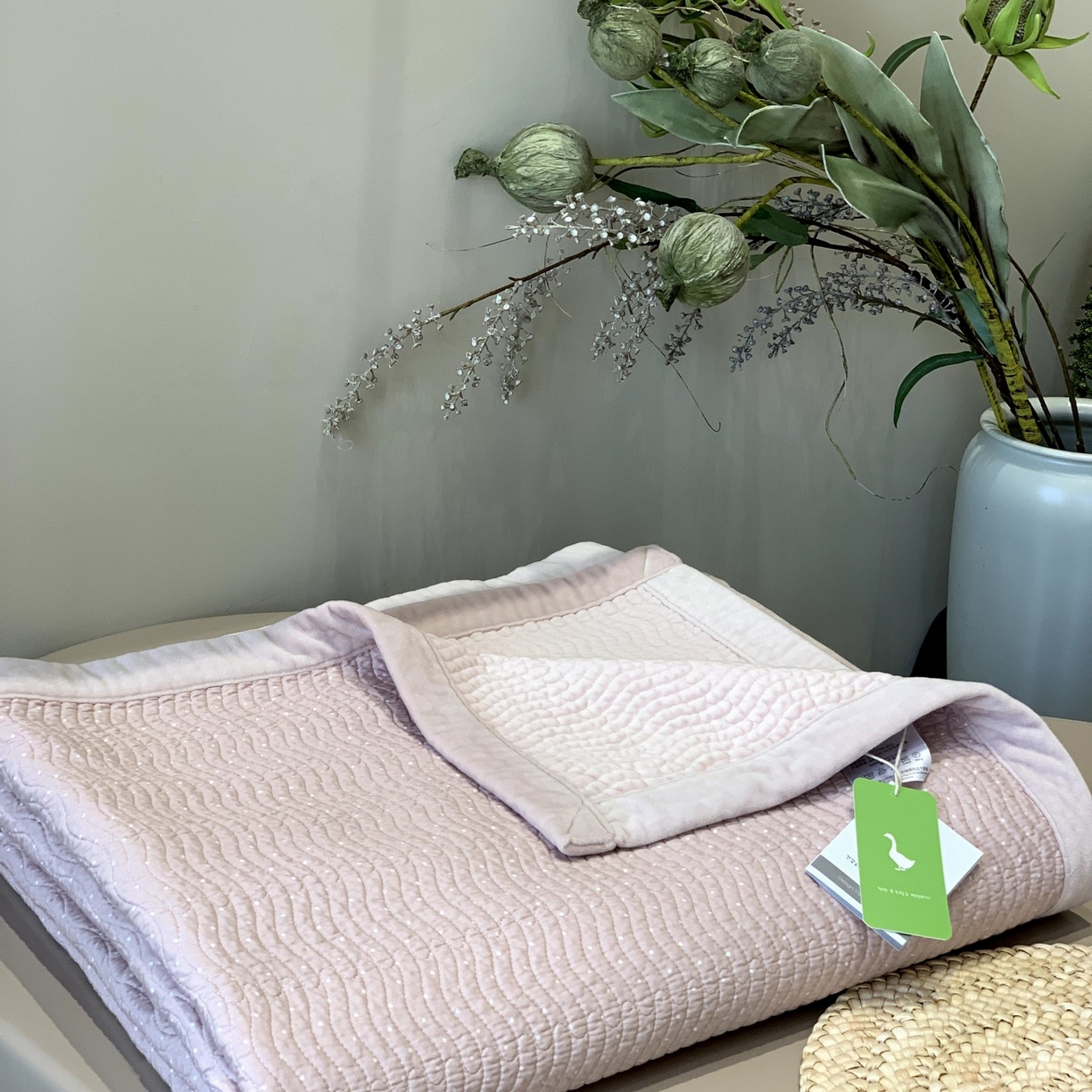 91家纺网 家纺一手货源 找家纺 汇庭 2025秋冬新款卡司绒单品床盖系列 气泡粉