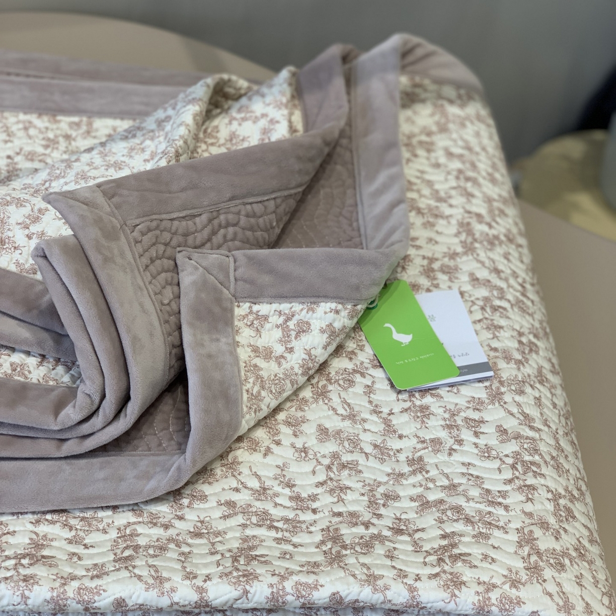 91家纺网 家纺一手货源 找家纺 汇庭 2025秋冬新款卡司绒单品床盖系列 卡琳娜