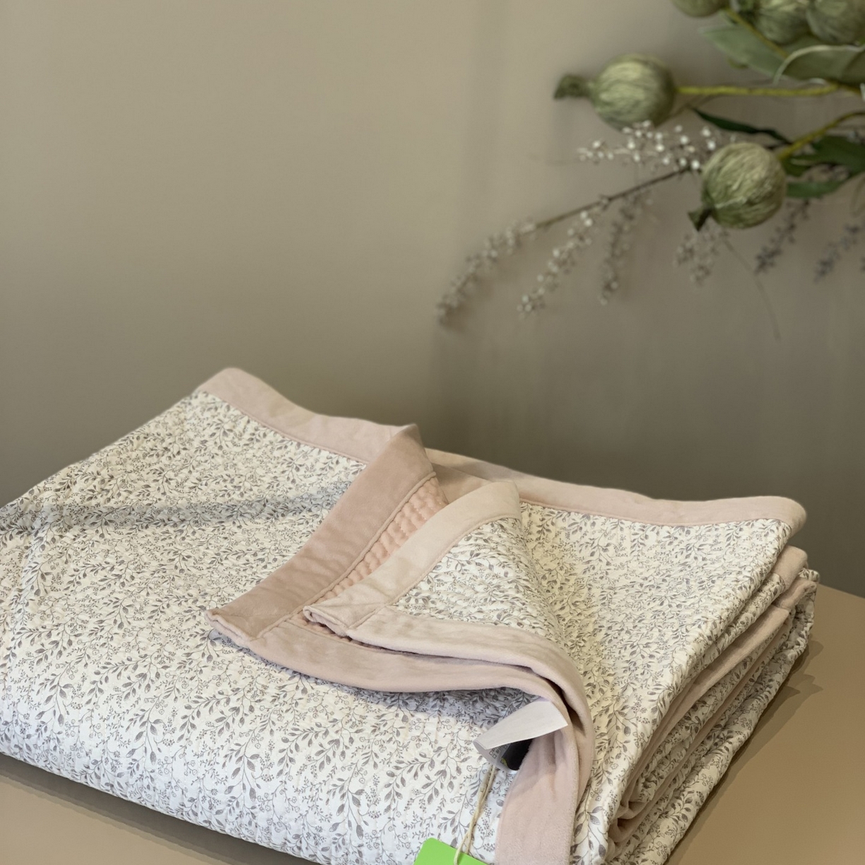 91家纺网 家纺一手货源 找家纺 汇庭 2025秋冬新款卡司绒单品床盖系列 轻言粉