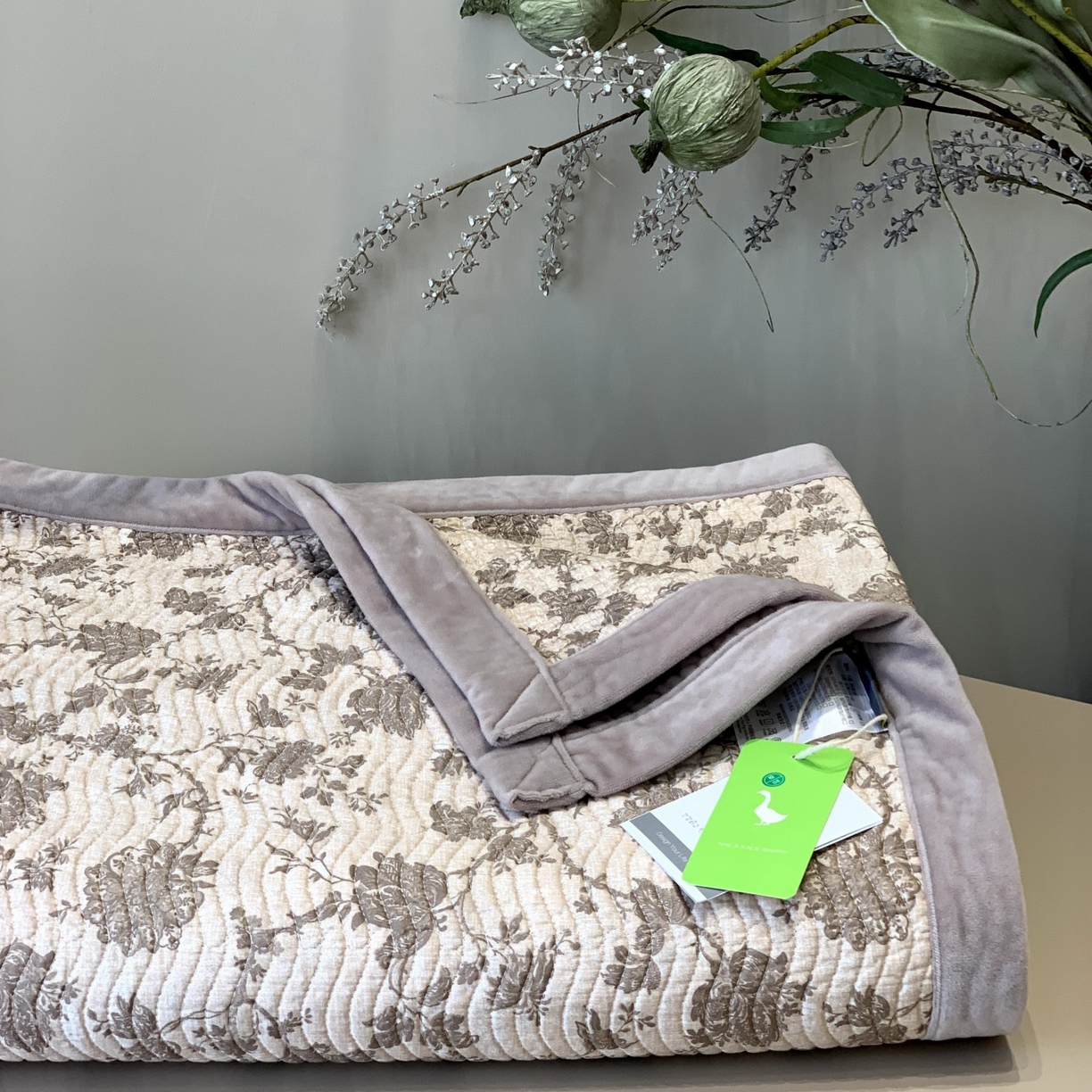 91家纺网 家纺一手货源 找家纺 汇庭 2025秋冬新款卡司绒单品床盖系列 悦雅舒