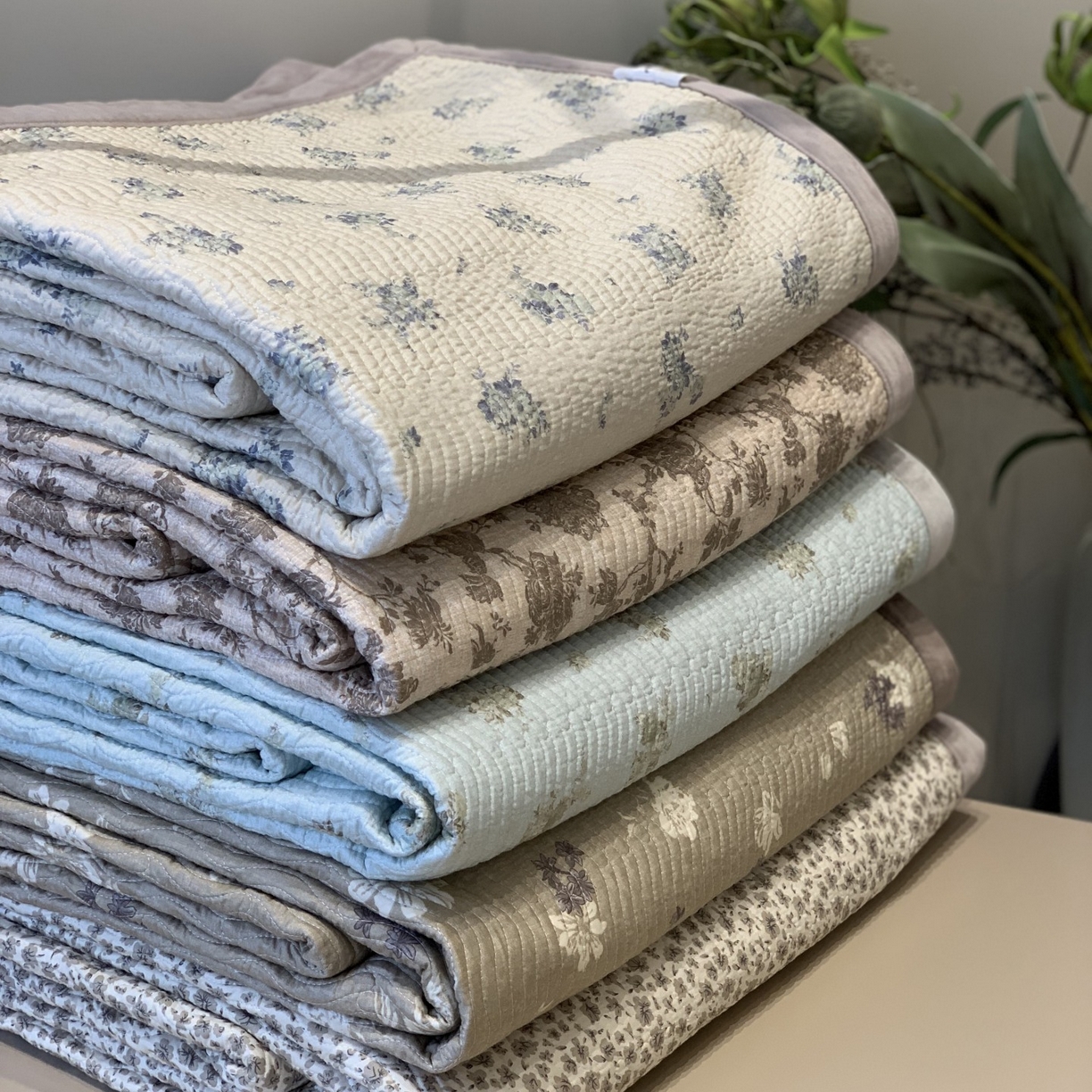 91家纺网 家纺一手货源 找家纺 汇庭 2025秋冬新款卡司绒单品床盖系列 组合