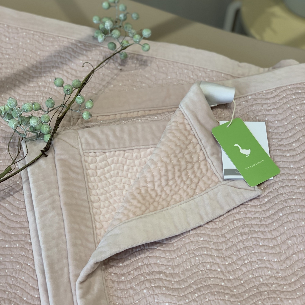 91家纺网 家纺一手货源 找家纺 汇庭 2025秋冬新款卡司绒单品床盖系列 气泡粉