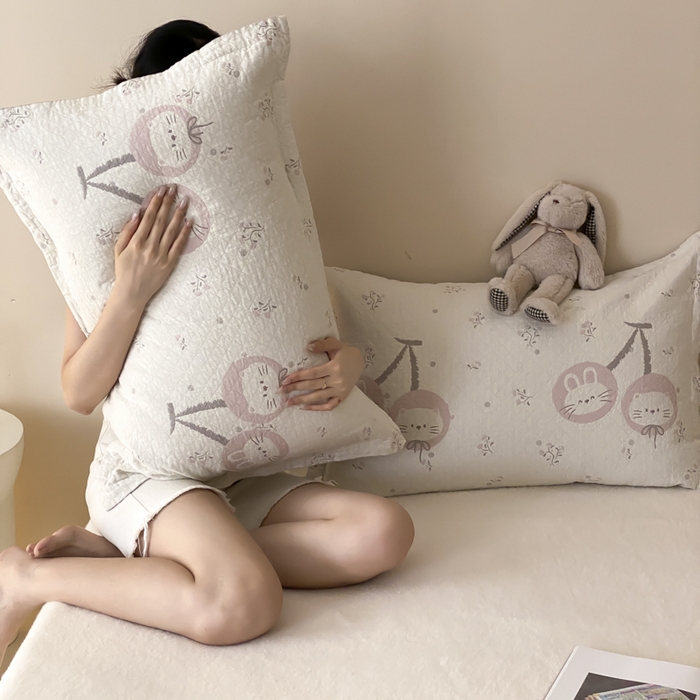 91家纺网 家纺一手货源 找家纺 麻依 2025新款安心棉纱布枕套全棉四层纱布枕套 樱桃兔猫