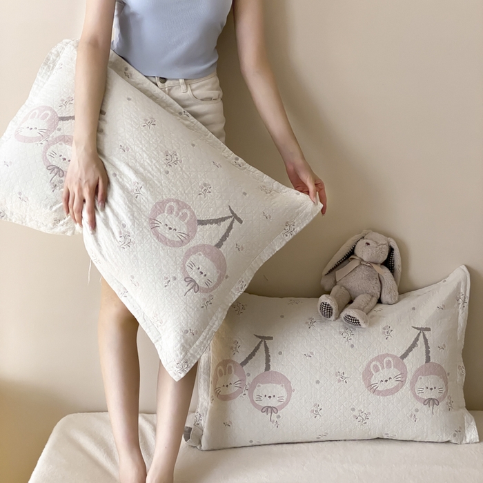 91家纺网 家纺一手货源 找家纺 麻依 2025新款安心棉纱布枕套全棉四层纱布枕套 樱桃兔猫