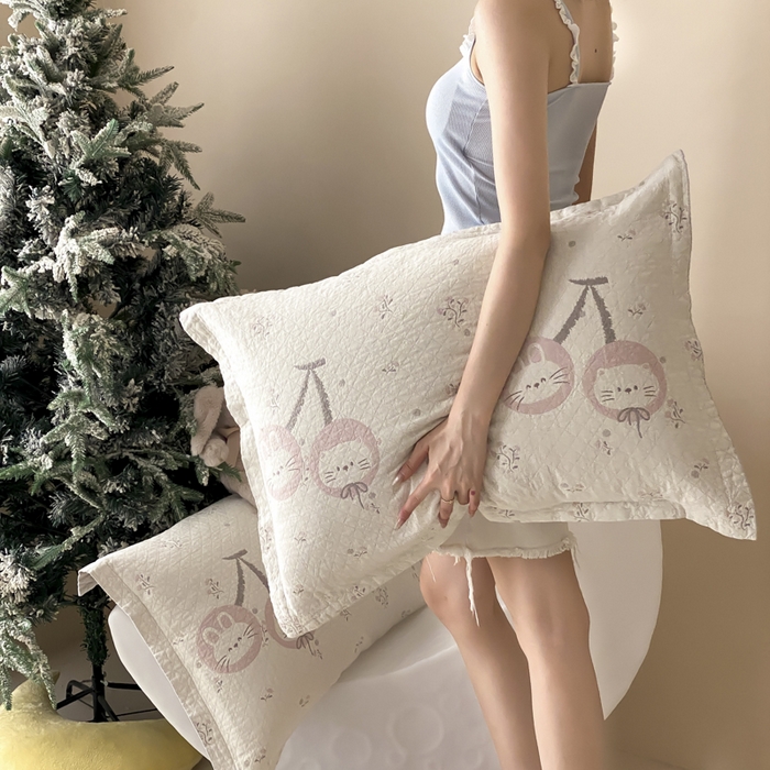 91家纺网 家纺一手货源 找家纺 麻依 2025新款安心棉纱布枕套全棉四层纱布枕套 樱桃兔猫