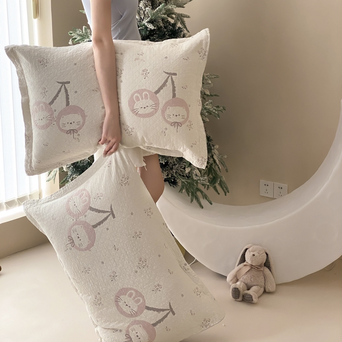 91家纺网 家纺一手货源 找家纺 麻依 2025新款安心棉纱布枕套全棉四层纱布枕套 樱桃兔猫
