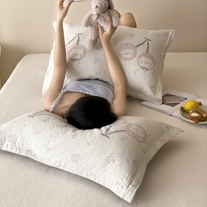 91家纺网 家纺一手货源 找家纺 麻依 2025新款安心棉纱布枕套全棉四层纱布枕套 樱桃兔猫