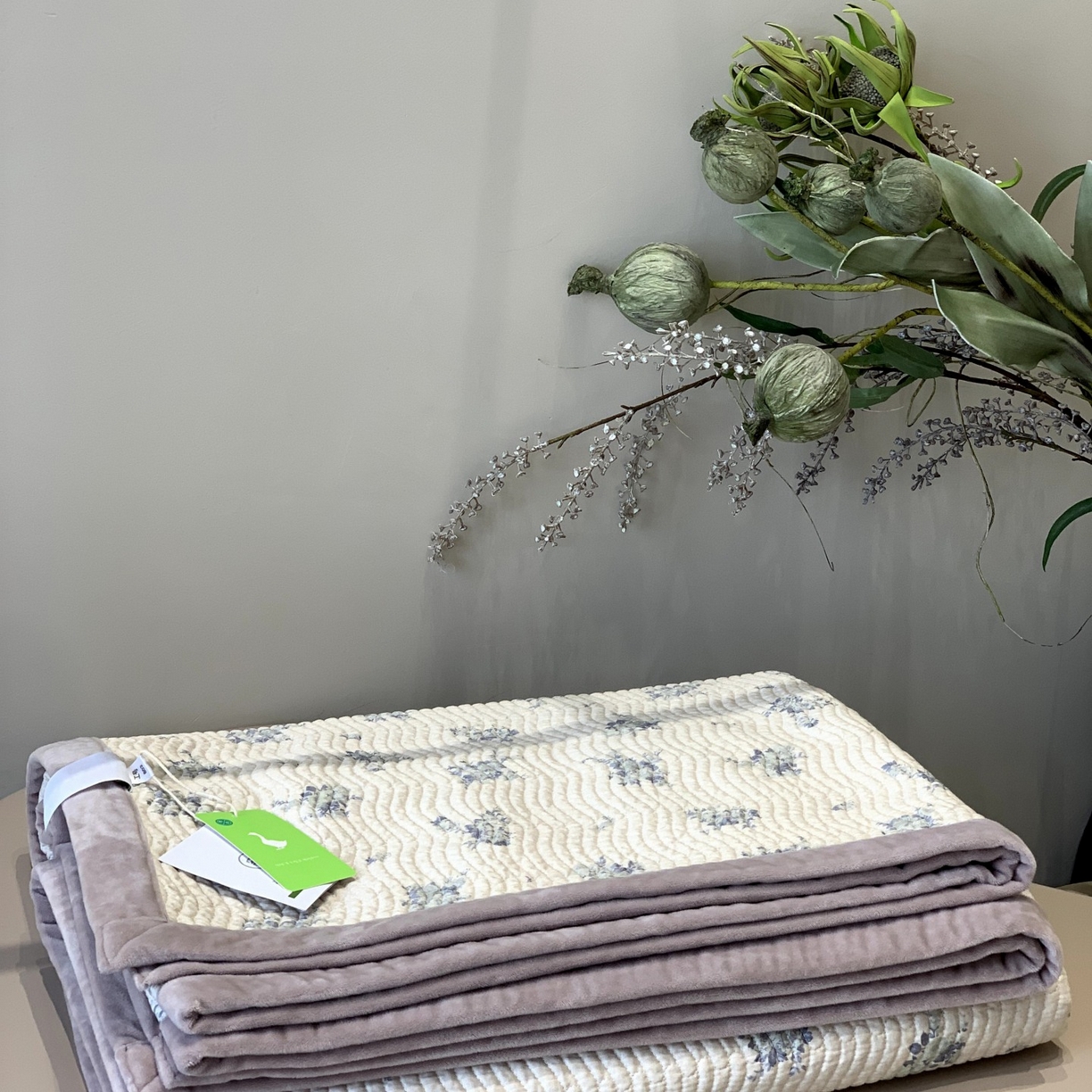 91家纺网 家纺一手货源 找家纺 汇庭 2025秋冬新款卡司绒单品床盖系列 悠然灰