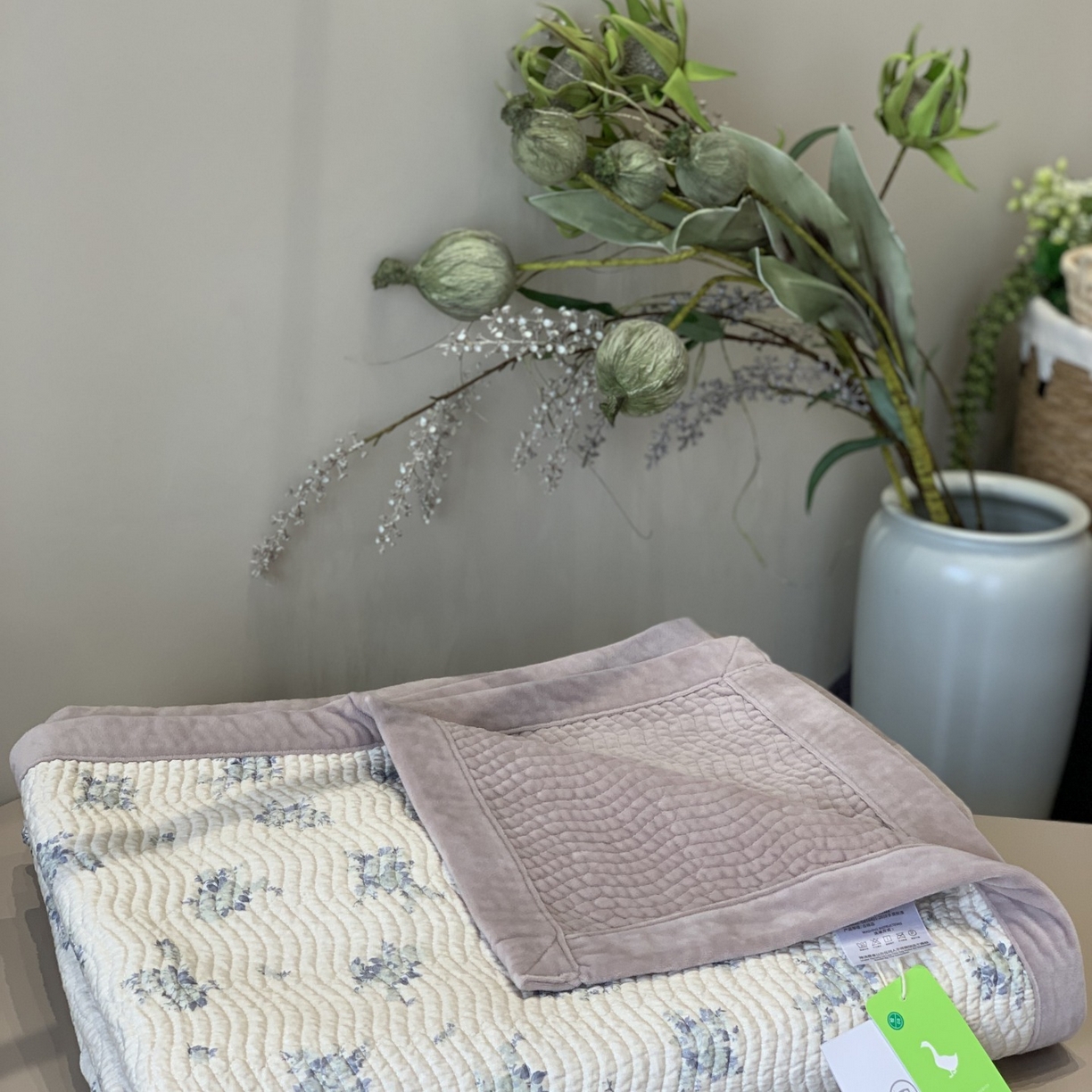 91家纺网 家纺一手货源 找家纺 汇庭 2025秋冬新款卡司绒单品床盖系列 悠然灰