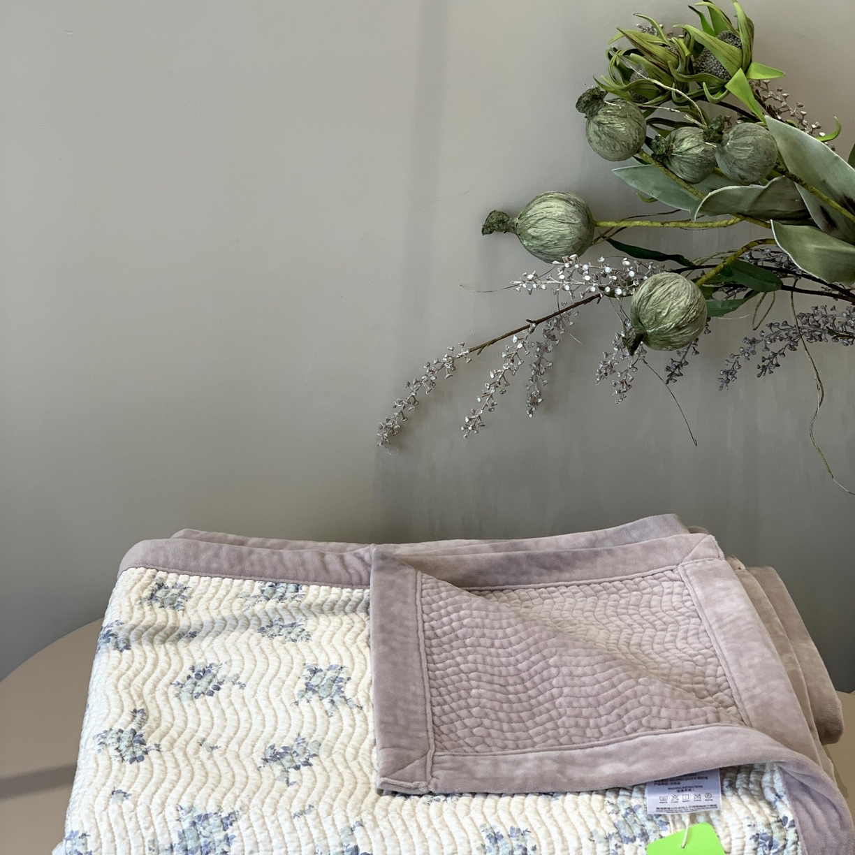 91家纺网 家纺一手货源 找家纺 汇庭 2025秋冬新款卡司绒单品床盖系列 悠然灰