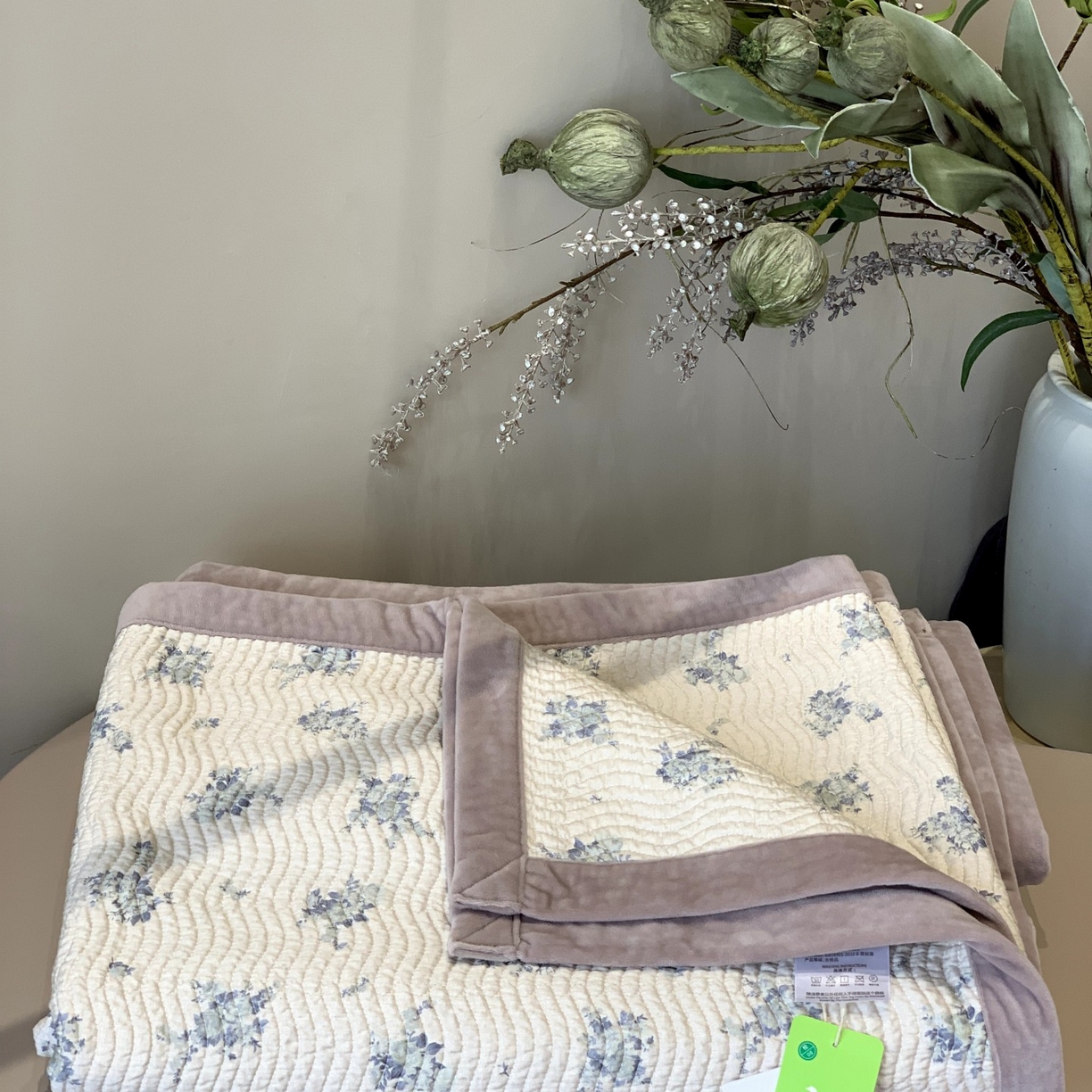 91家纺网 家纺一手货源 找家纺 汇庭 2025秋冬新款卡司绒单品床盖系列 悠然灰