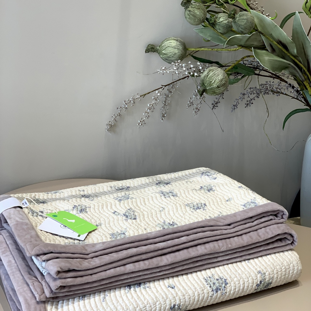 91家纺网 家纺一手货源 找家纺 汇庭 2025秋冬新款卡司绒单品床盖系列 悠然灰