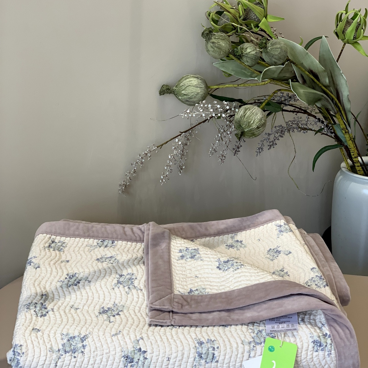 91家纺网 家纺一手货源 找家纺 汇庭 2025秋冬新款卡司绒单品床盖系列 悠然灰