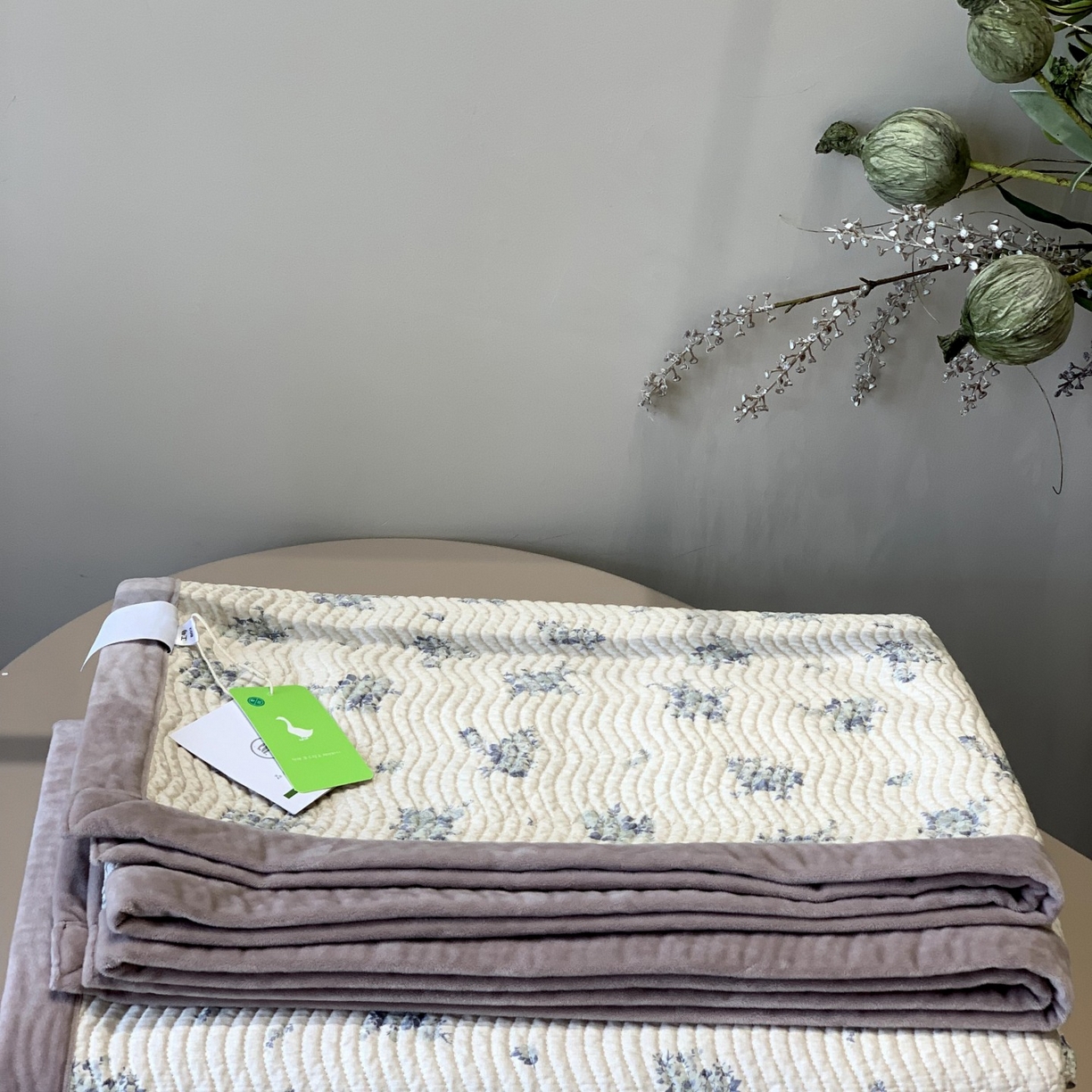 91家纺网 家纺一手货源 找家纺 汇庭 2025秋冬新款卡司绒单品床盖系列 悠然灰