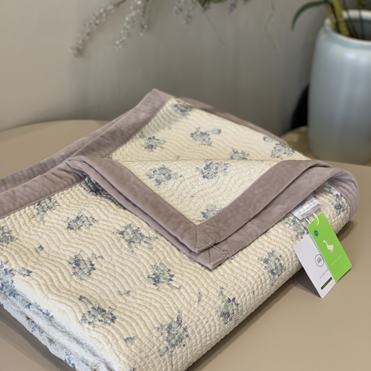 91家纺网 家纺一手货源 找家纺 汇庭 2025秋冬新款卡司绒单品床盖系列 悠然灰