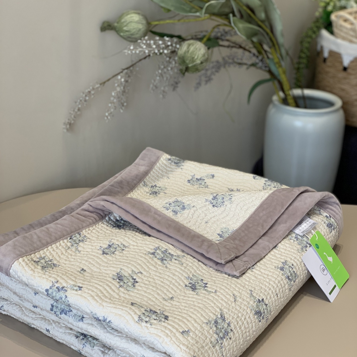 91家纺网 家纺一手货源 找家纺 汇庭 2025秋冬新款卡司绒单品床盖系列 悠然灰