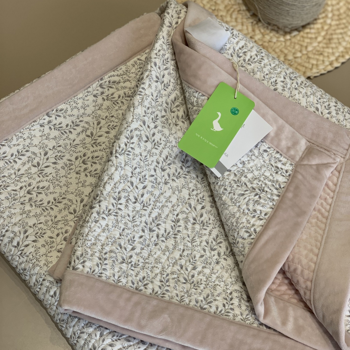 91家纺网 家纺一手货源 找家纺 汇庭 2025秋冬新款卡司绒单品床盖系列 轻言粉