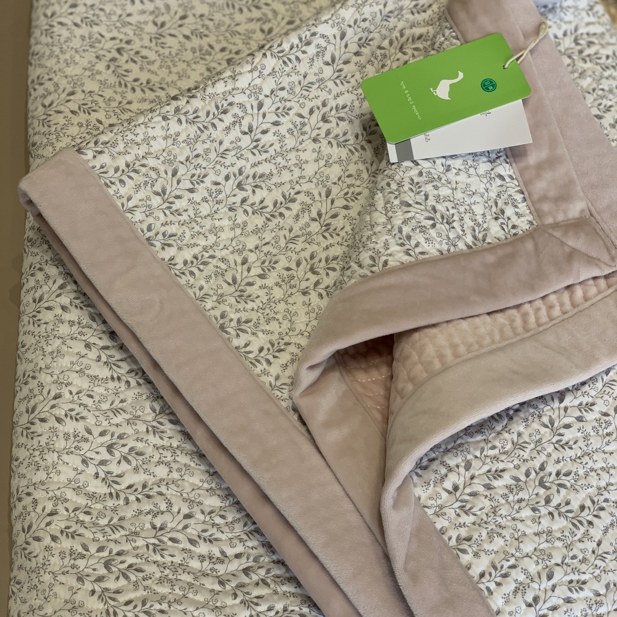 91家纺网 家纺一手货源 找家纺 汇庭 2025秋冬新款卡司绒单品床盖系列 轻言粉