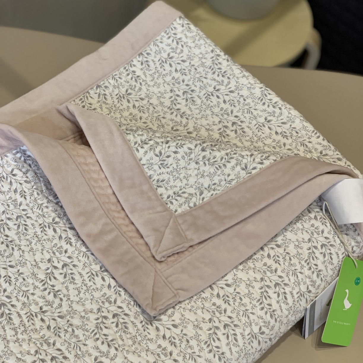 91家纺网 家纺一手货源 找家纺 汇庭 2025秋冬新款卡司绒单品床盖系列 轻言粉