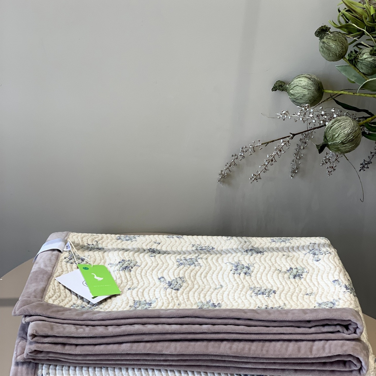 91家纺网 家纺一手货源 找家纺 汇庭 2025秋冬新款卡司绒单品床盖系列 悠然灰