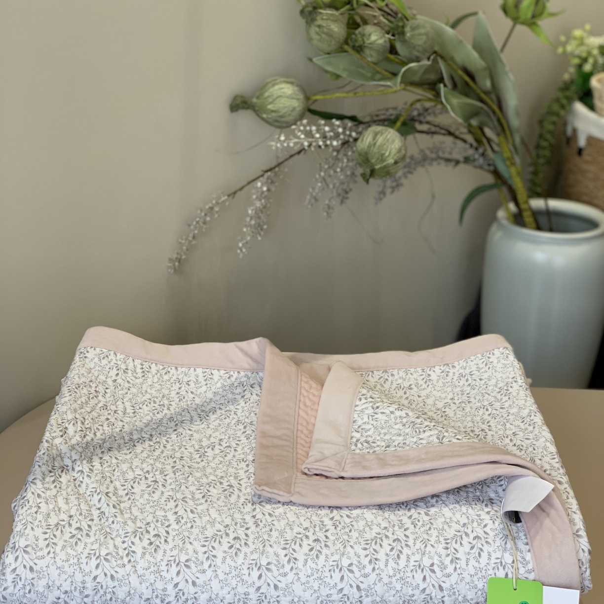 91家纺网 家纺一手货源 找家纺 汇庭 2025秋冬新款卡司绒单品床盖系列 轻言粉