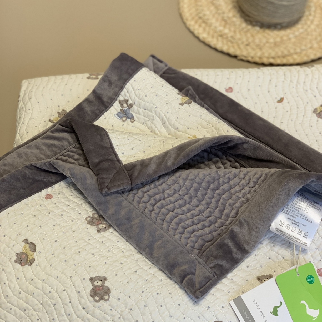 91家纺网 家纺一手货源 找家纺 汇庭 2025秋冬新款卡司绒单品床盖系列 西贝熊