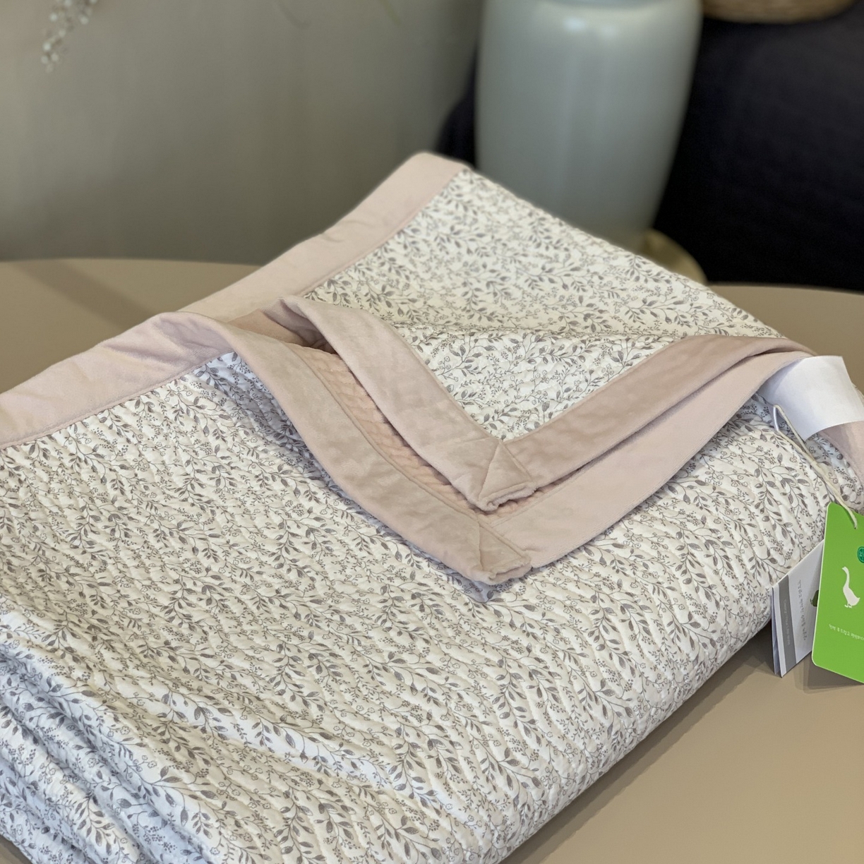 91家纺网 家纺一手货源 找家纺 汇庭 2025秋冬新款卡司绒单品床盖系列 轻言粉