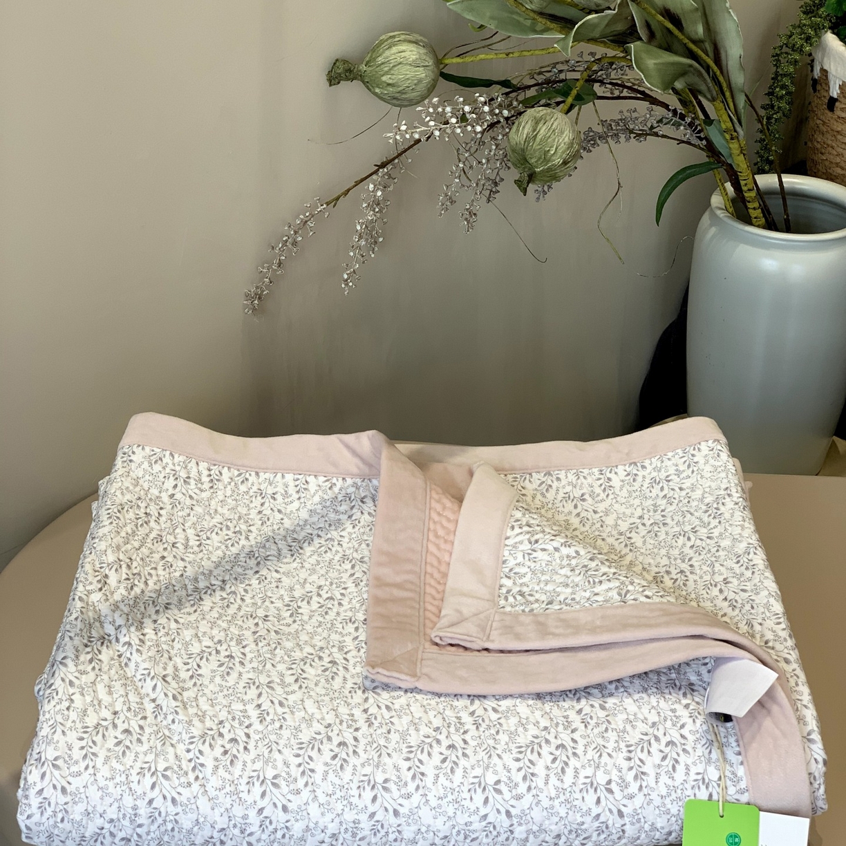 91家纺网 家纺一手货源 找家纺 汇庭 2025秋冬新款卡司绒单品床盖系列 轻言粉