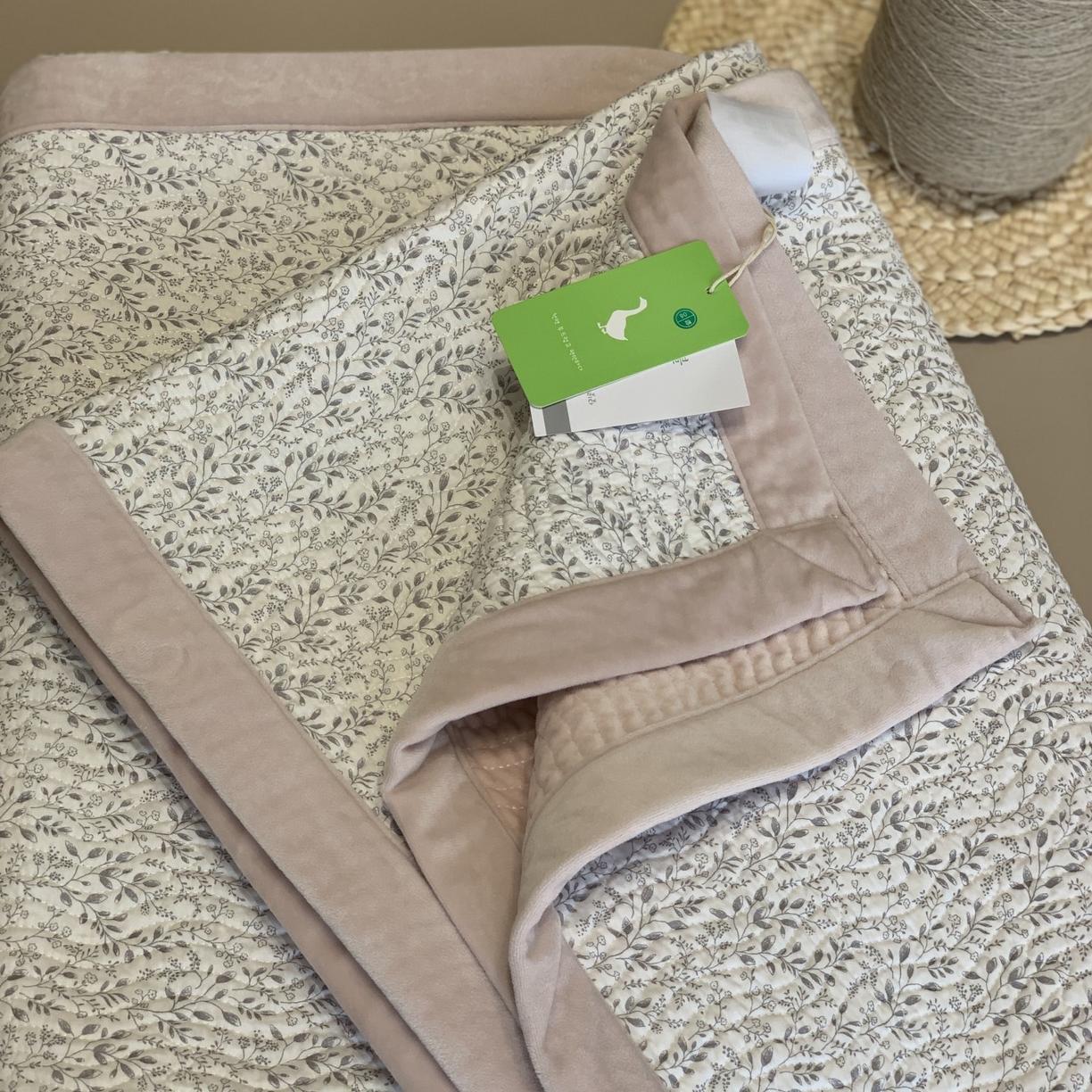 91家纺网 家纺一手货源 找家纺 汇庭 2025秋冬新款卡司绒单品床盖系列 轻言粉