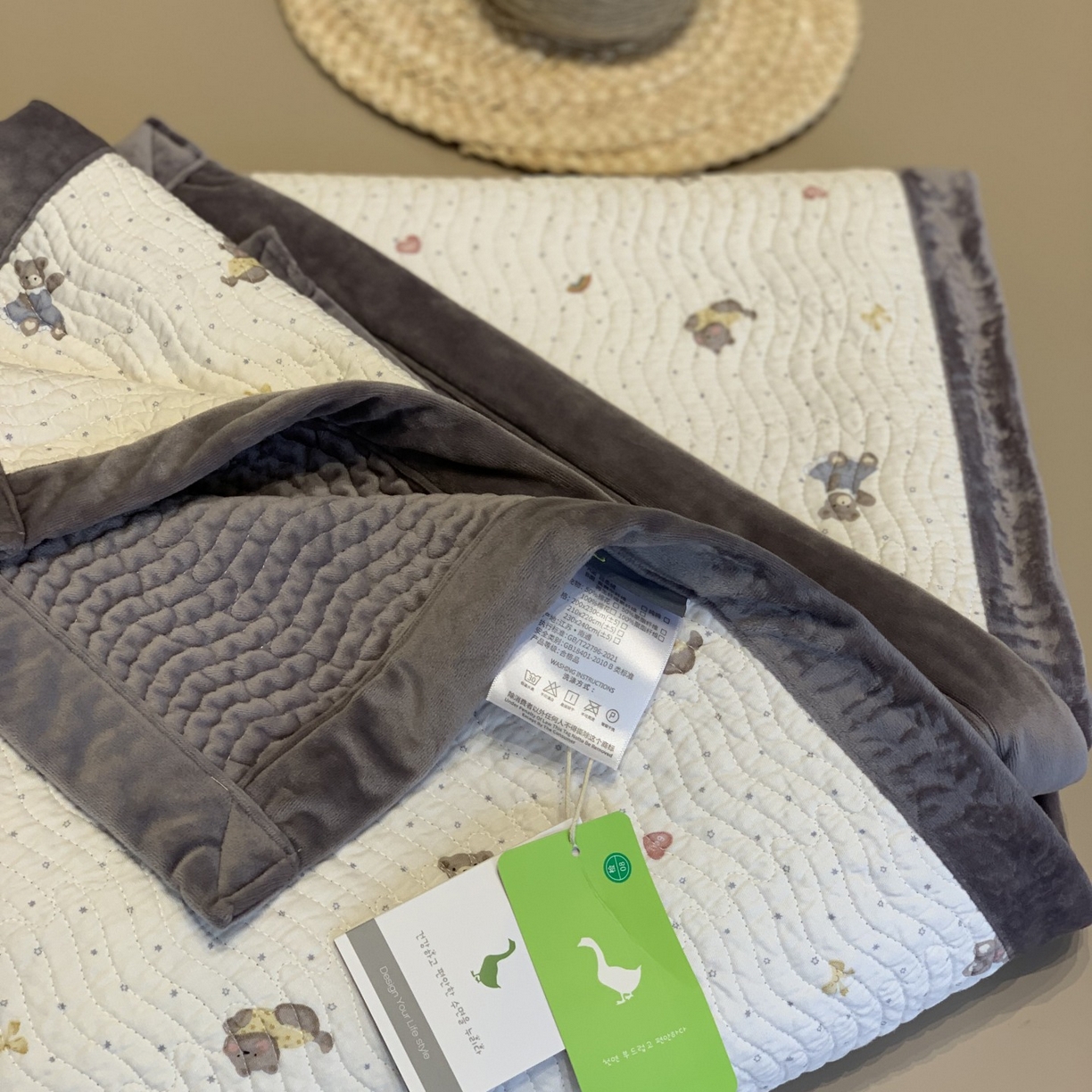 91家纺网 家纺一手货源 找家纺 汇庭 2025秋冬新款卡司绒单品床盖系列 西贝熊