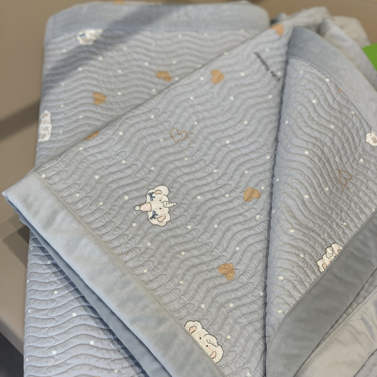 91家纺网 家纺一手货源 找家纺 汇庭 2025秋冬新款卡司绒单品床盖系列 西贝象