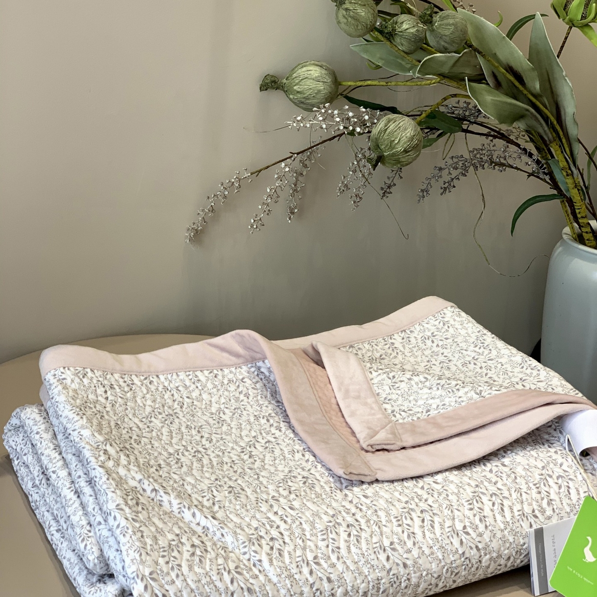 91家纺网 家纺一手货源 找家纺 汇庭 2025秋冬新款卡司绒单品床盖系列 轻言粉