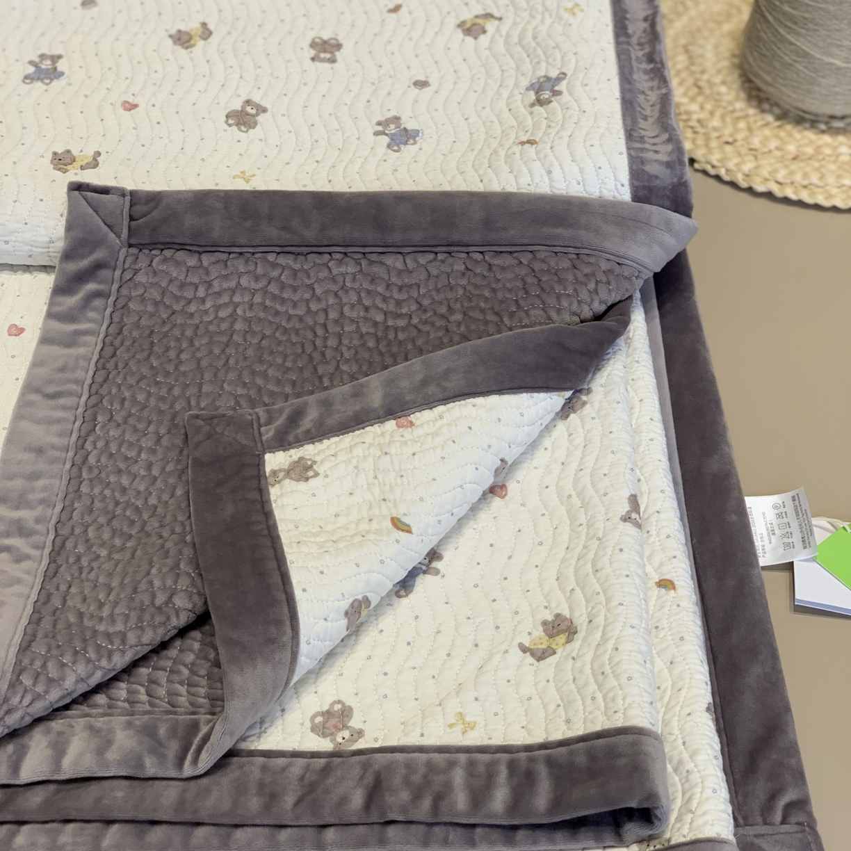 91家纺网 家纺一手货源 找家纺 汇庭 2025秋冬新款卡司绒单品床盖系列 西贝熊