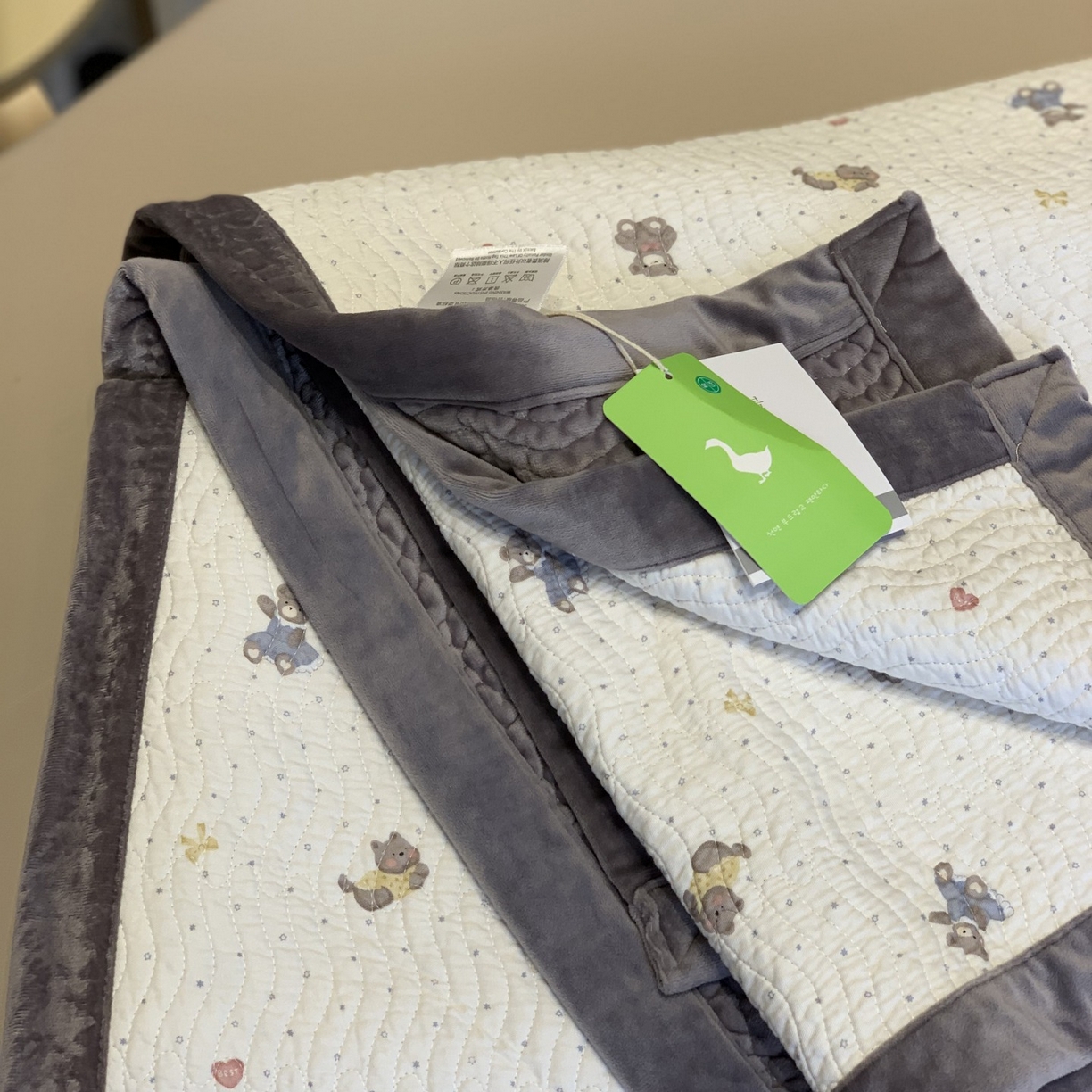 91家纺网 家纺一手货源 找家纺 汇庭 2025秋冬新款卡司绒单品床盖系列 西贝熊