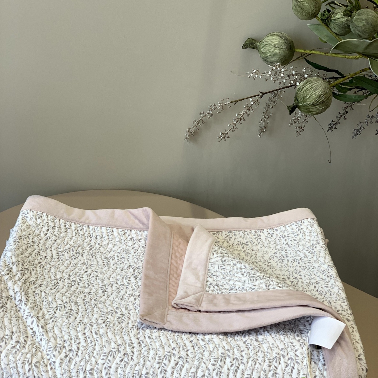 91家纺网 家纺一手货源 找家纺 汇庭 2025秋冬新款卡司绒单品床盖系列 轻言粉