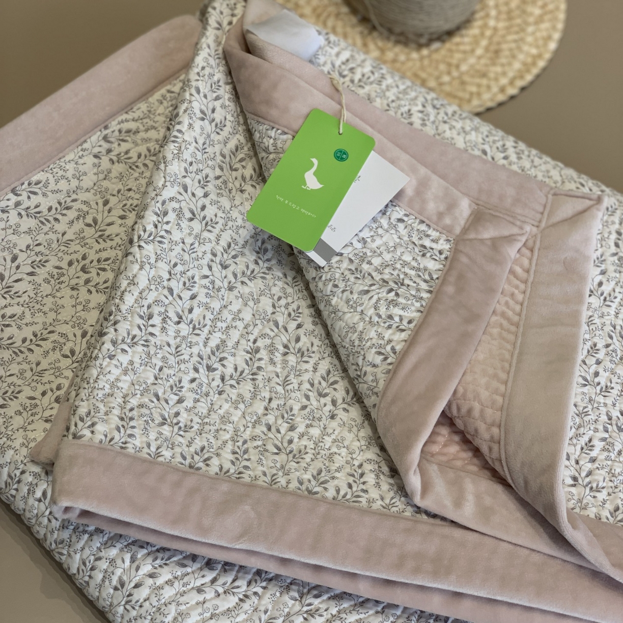 91家纺网 家纺一手货源 找家纺 汇庭 2025秋冬新款卡司绒单品床盖系列 轻言粉