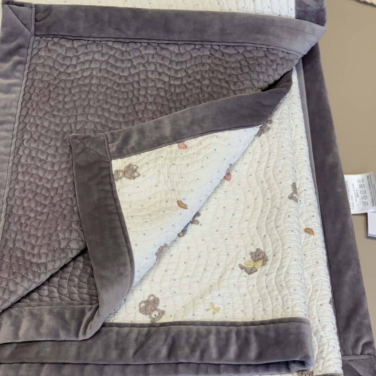 91家纺网 家纺一手货源 找家纺 汇庭 2025秋冬新款卡司绒单品床盖系列 西贝熊